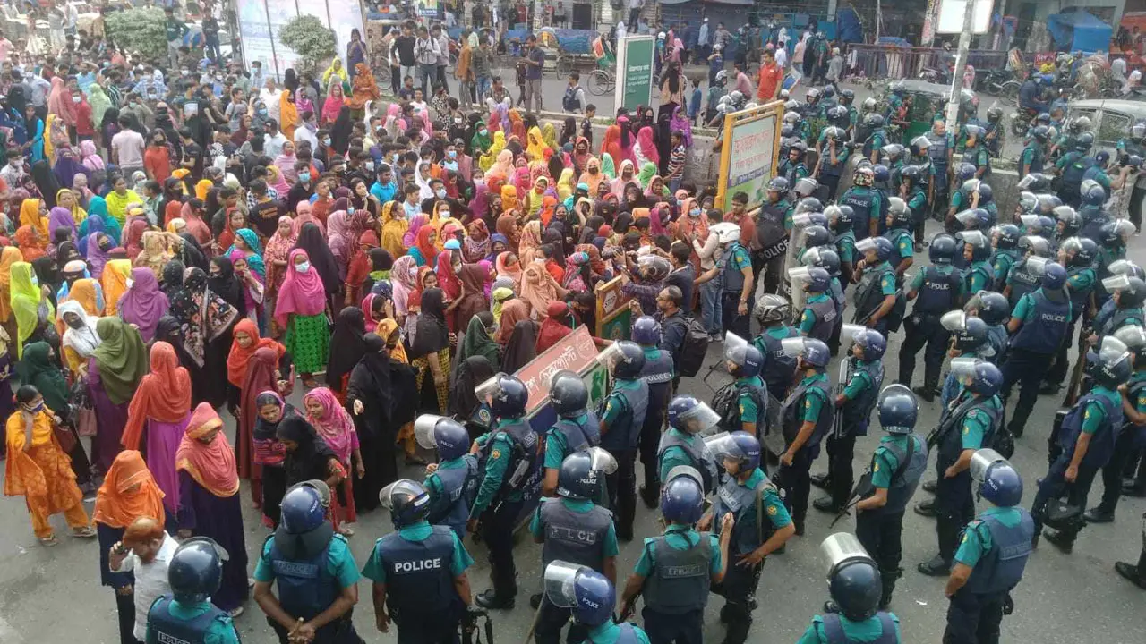 মিরপুরে আবারও রাস্তায় নেমেছেন পোশাক শ্রমিকরা