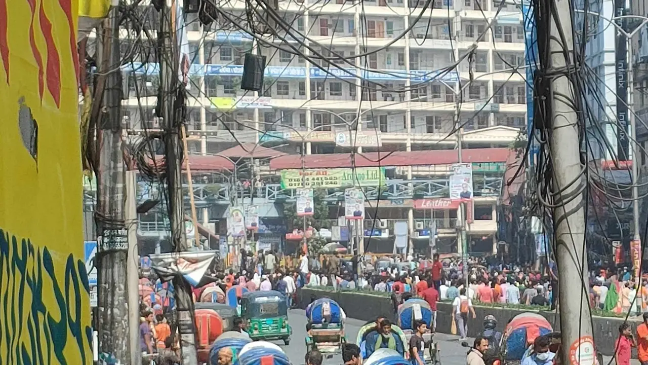 শ্রমিক আন্দোলনে উত্তাল মিরপুর, বন্ধ যান চলাচল 