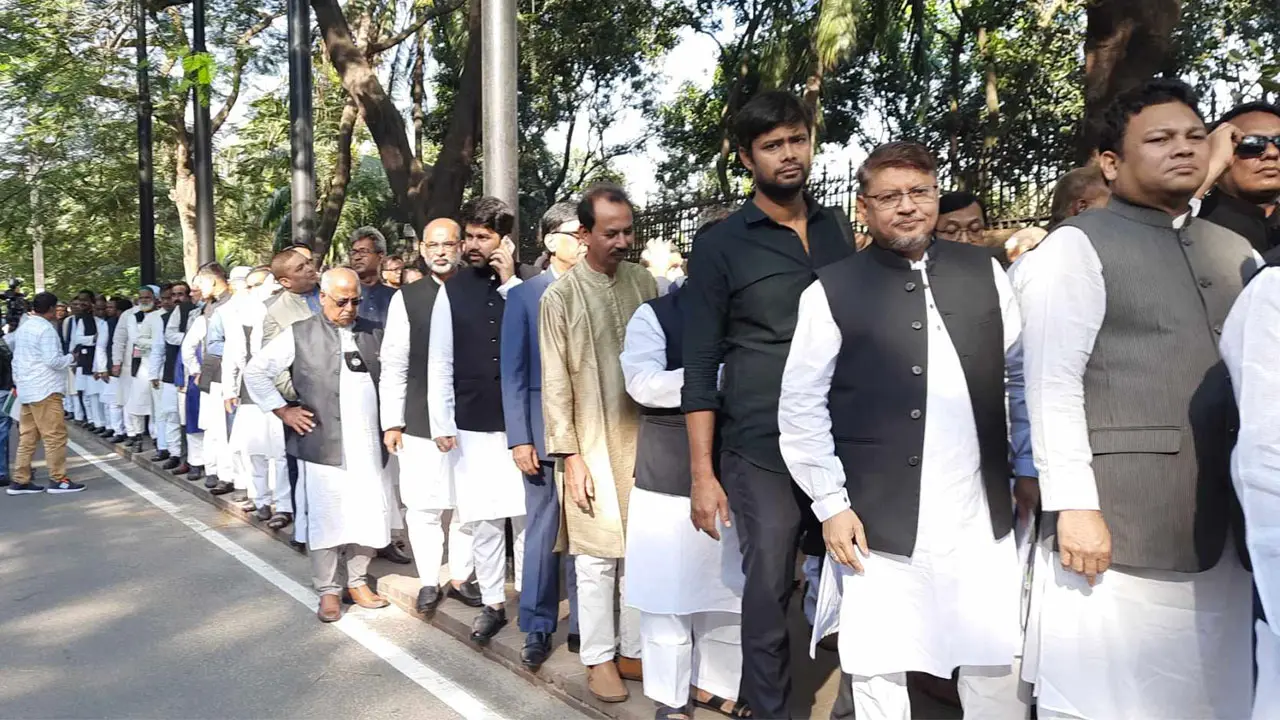 শেখ হাসিনার সাক্ষাৎ পেতে গণভবনে প্রবেশ করছেন মনোনয়নপ্রত্যাশীরা