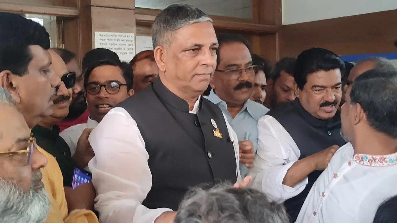 মনোনয়ন ফরম জমা দিলেন বাহাউদ্দিন নাছিম