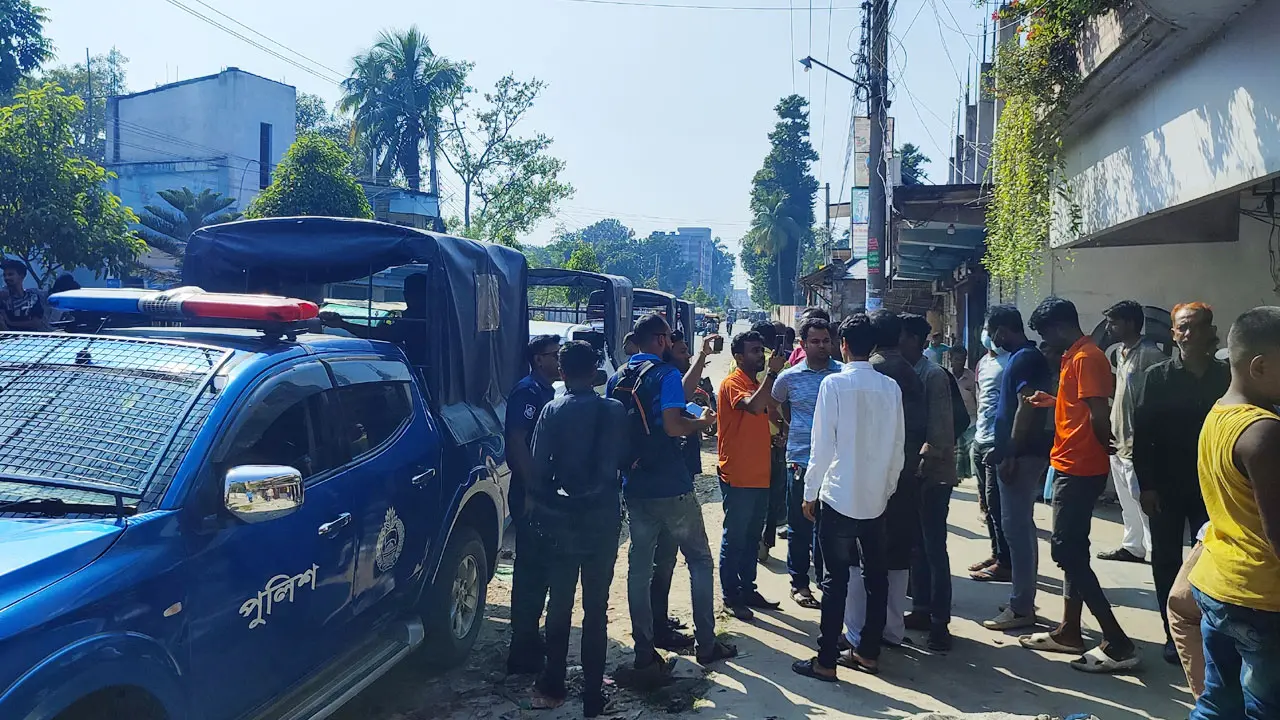 নাটোরে ছাত্রলীগের দুই গ্রুপে ধাওয়া-পাল্টা ধাওয়া, অফিস ভাঙচুর