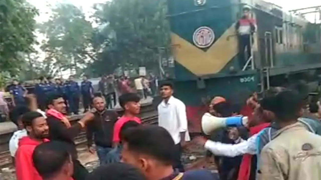 নাটোরে আ.লীগের প্রার্থী পরিবর্তনের দাবিতে ট্রেন অবরোধ