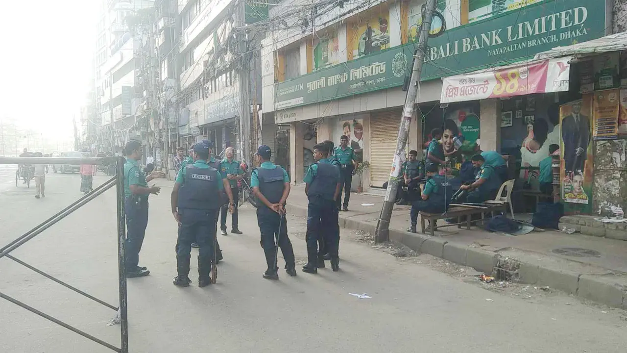 আজও নয়াপল্টন পুলিশের দখলে