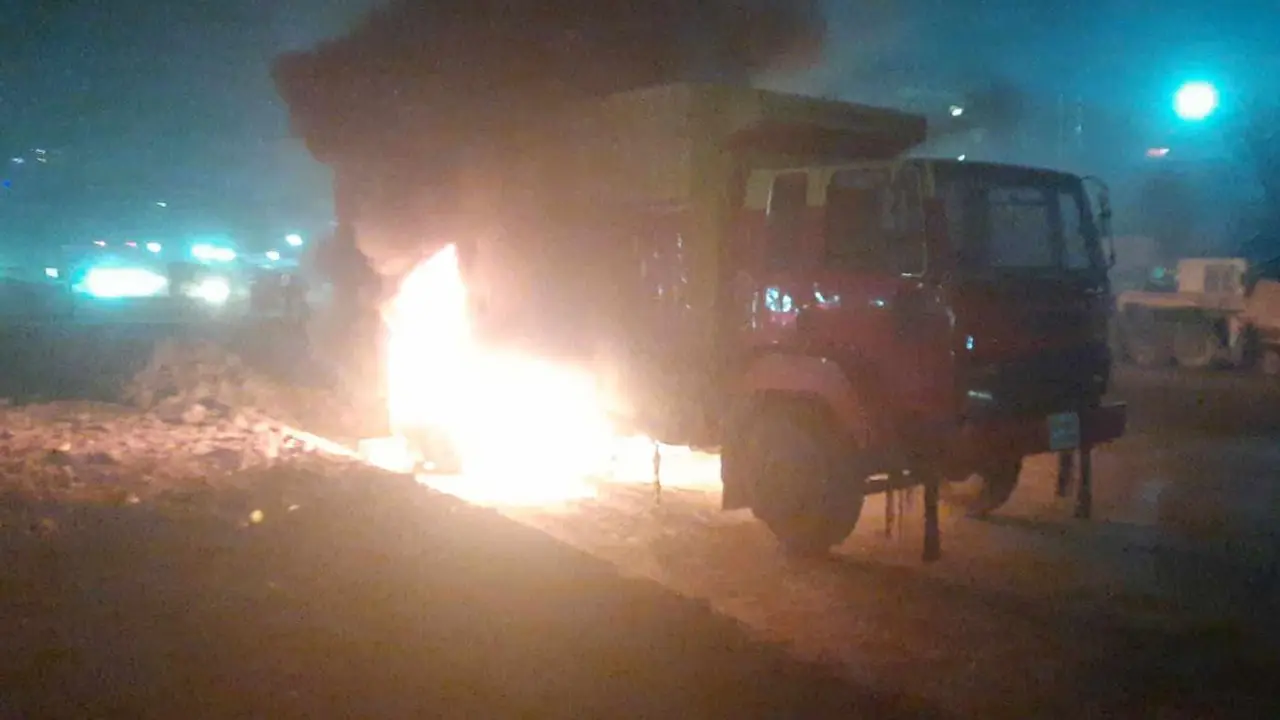 নারায়ণগঞ্জে কাভার্ডভ্যানে আগুন