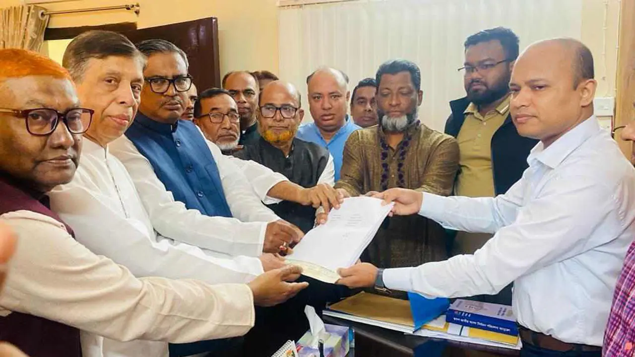 ওবায়দুল কাদেরের মনোনয়নপত্র জমা দিলেন কাদের মির্জা