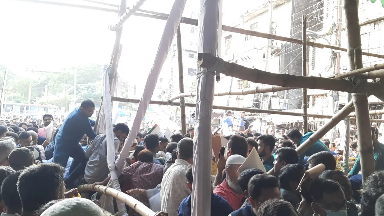 তৃতীয় দিনেও মনোনয়ন নিতে এসে ধাক্কাধাক্কি-ধস্তাধস্তি