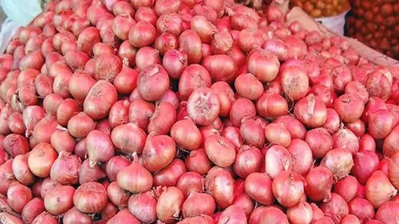 পেঁয়াজ উঠলো ১৫০ টাকায়, কমেনি আলুর দাম