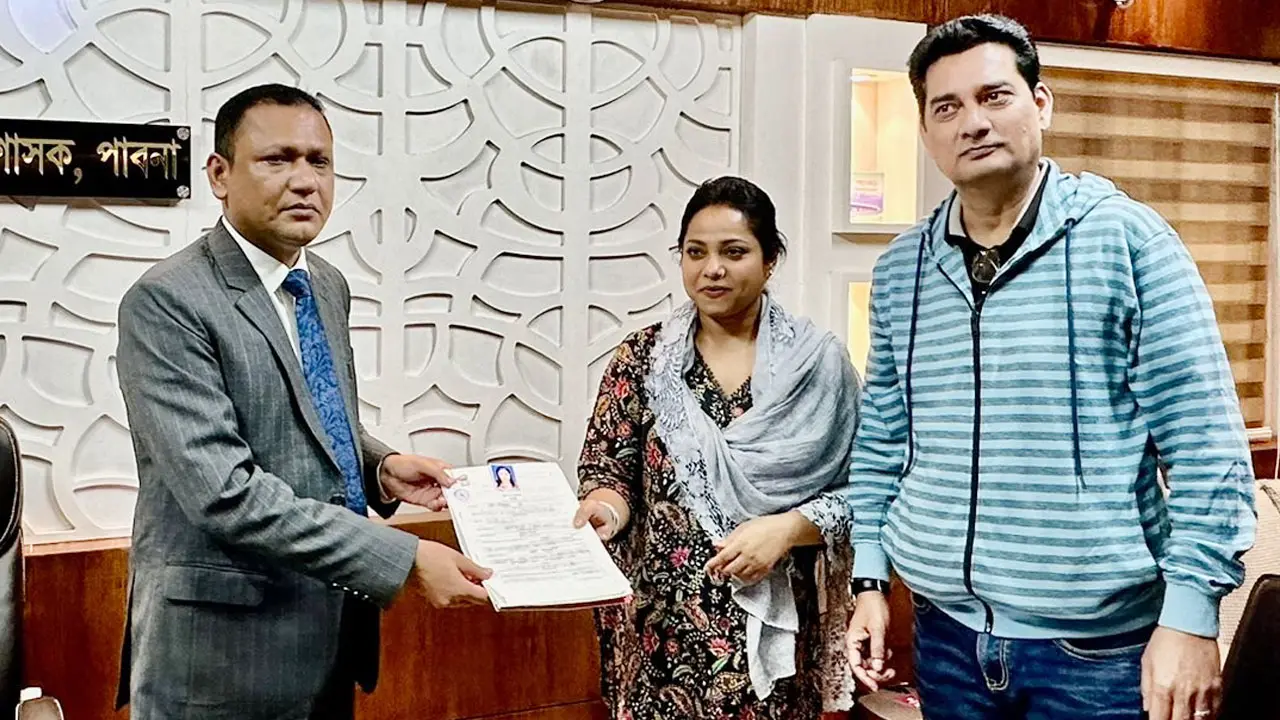 পাবনা-২ আসনে এমপি হতে চান কণ্ঠশিল্পী ডলি সায়ন্তনী