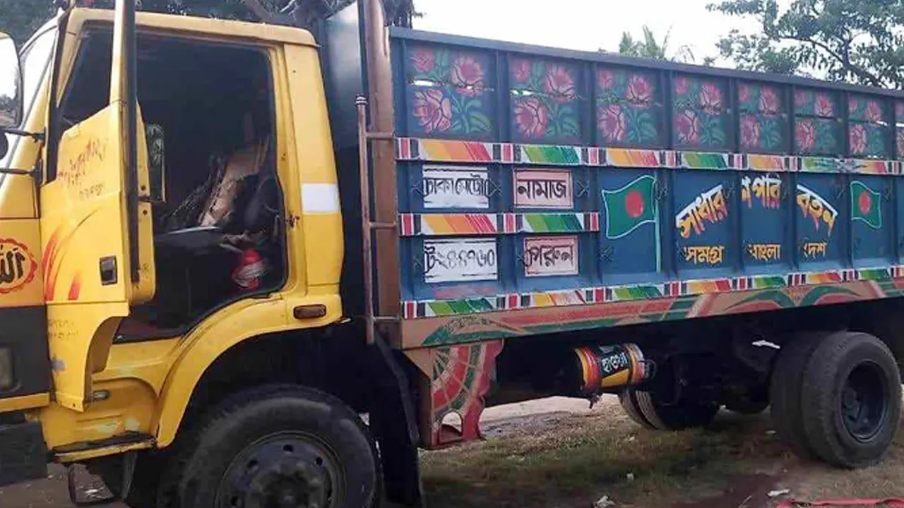 পাবনায় সবজিবাহী ট্রাকে আগুন