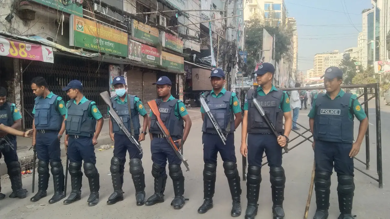 নয়াপল্টনে বিএনপির কার্যালয় ঘিরে সতর্ক অবস্থানে পুলিশ