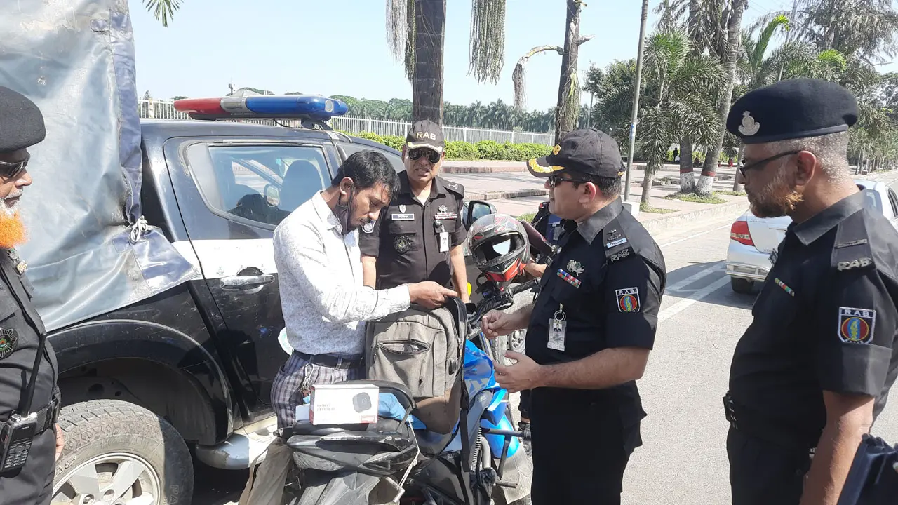 অবরোধে নাশকতা ঠেকাতে রাজধানীতে র‌্যাবের তল্লাশি