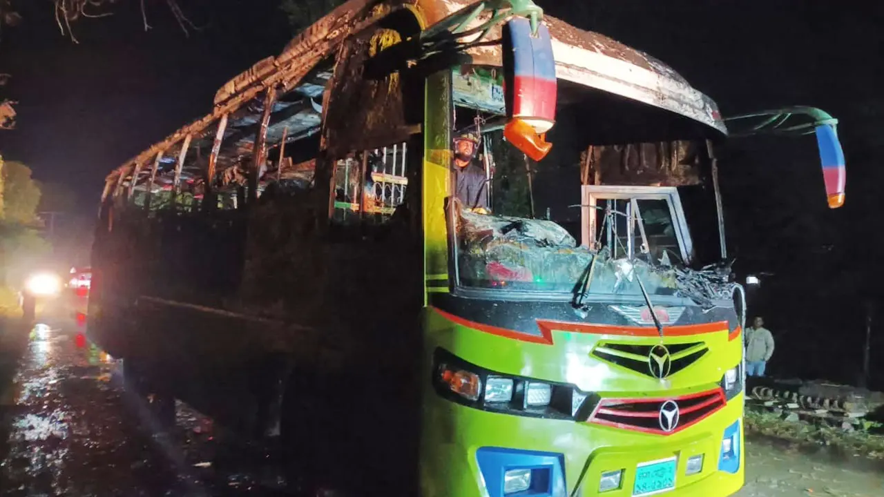 মোটরসাইকেলে এসে পেট্রলবোমা ছুড়ে চলন্ত বাসে আগুন