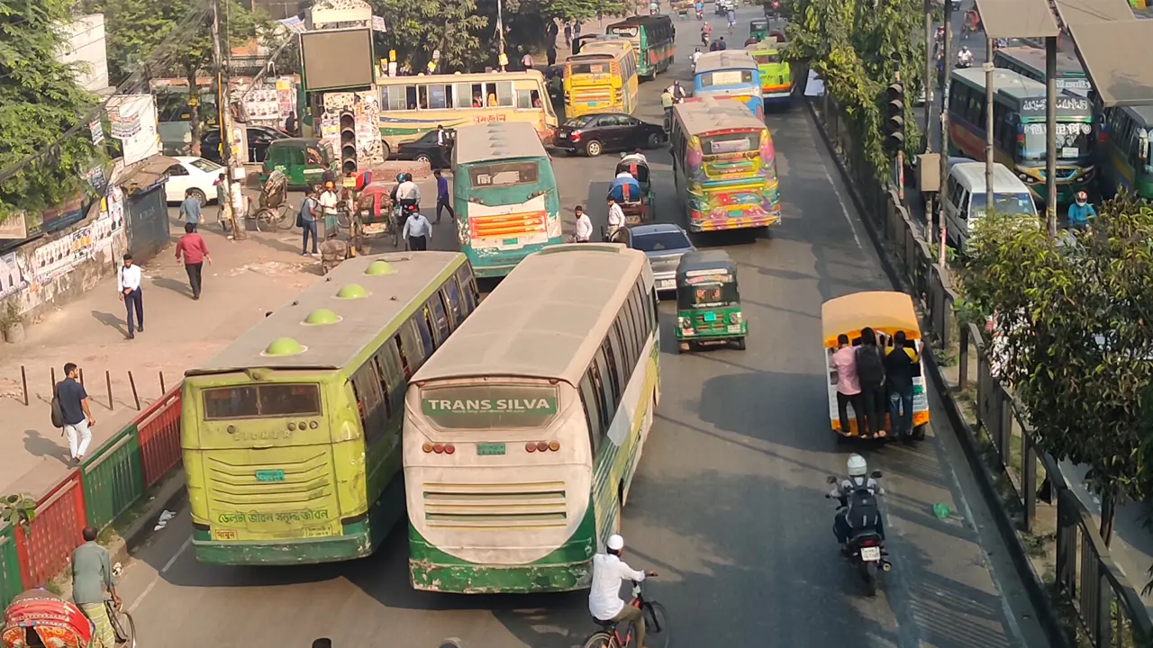রাজধানীতে দিনের শুরুতেই গাড়ির চাপ, রয়েছে যানজট