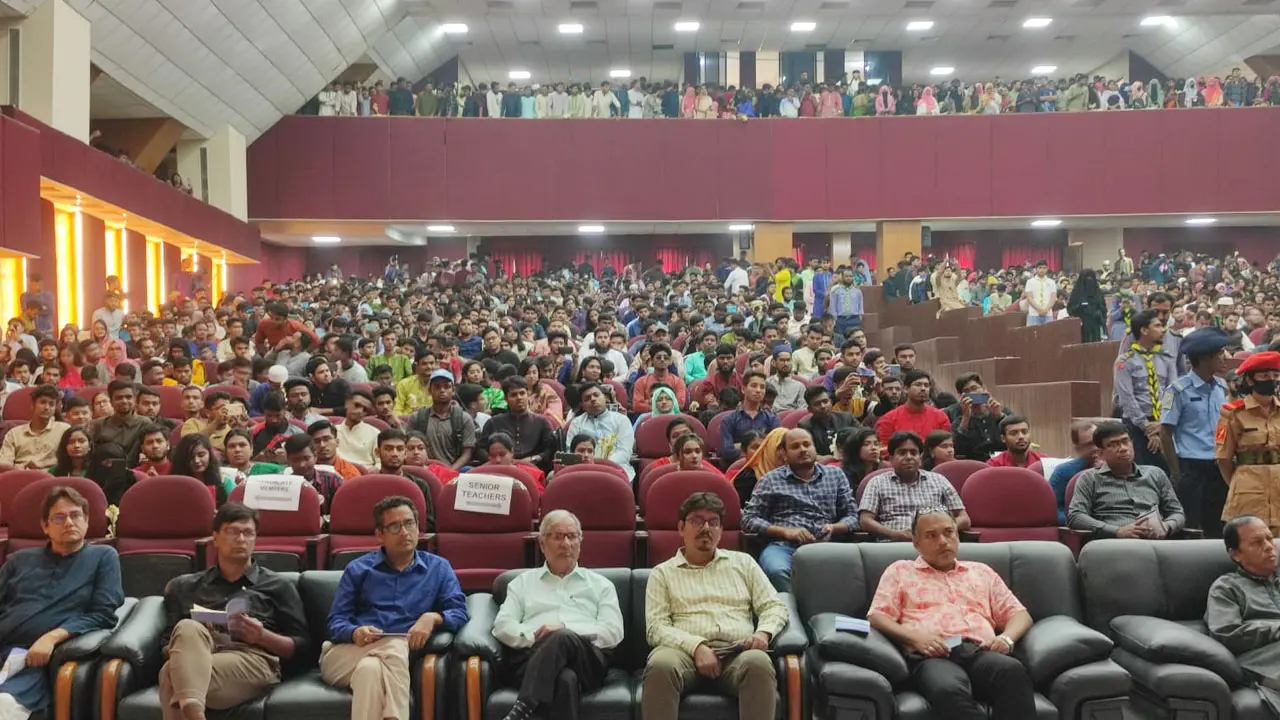 নবীনদের বরণ করে নিল রাজশাহী বিশ্ববিদ্যালয়