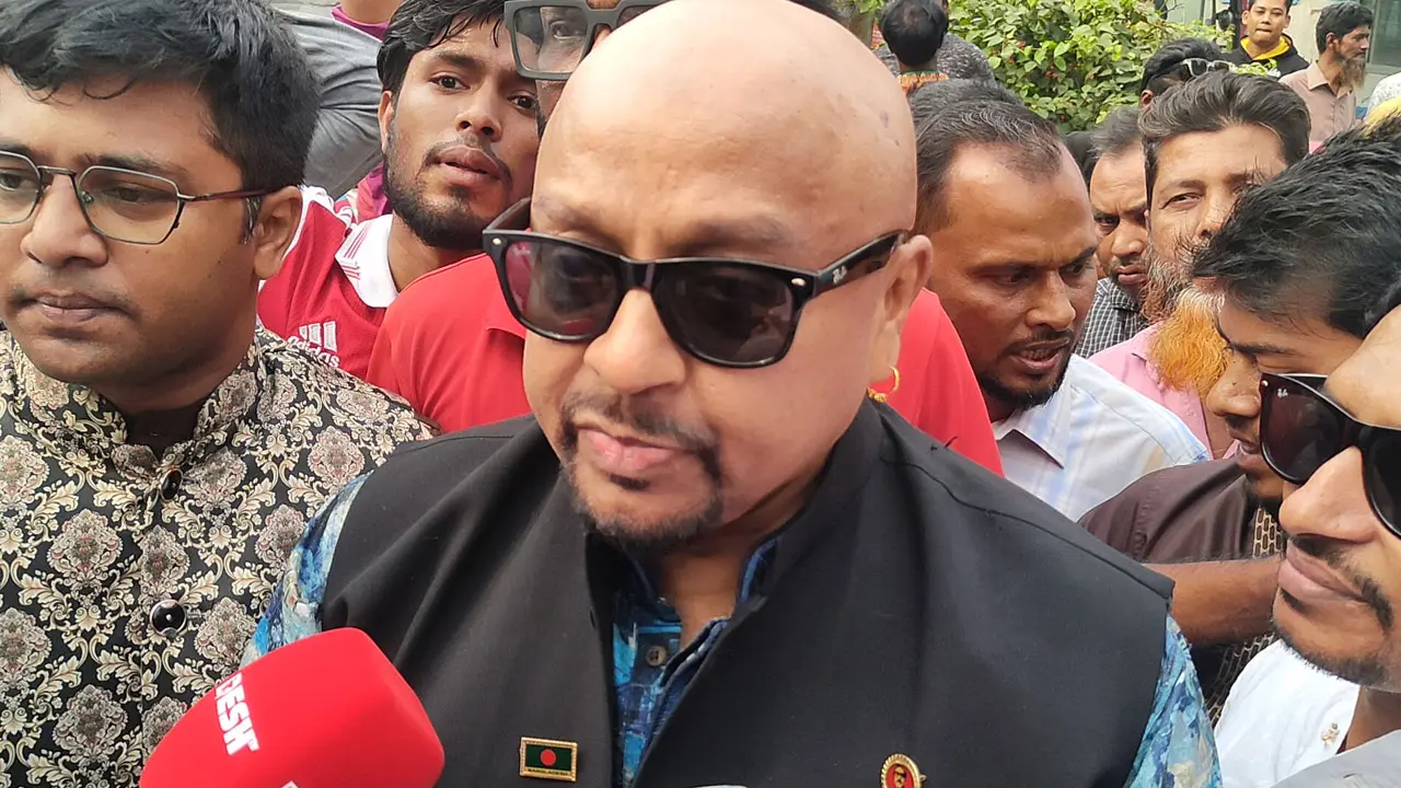 মনোনয়ন ফরম জমা দিতে আ.লীগ কার্যালয়ে রুবেল