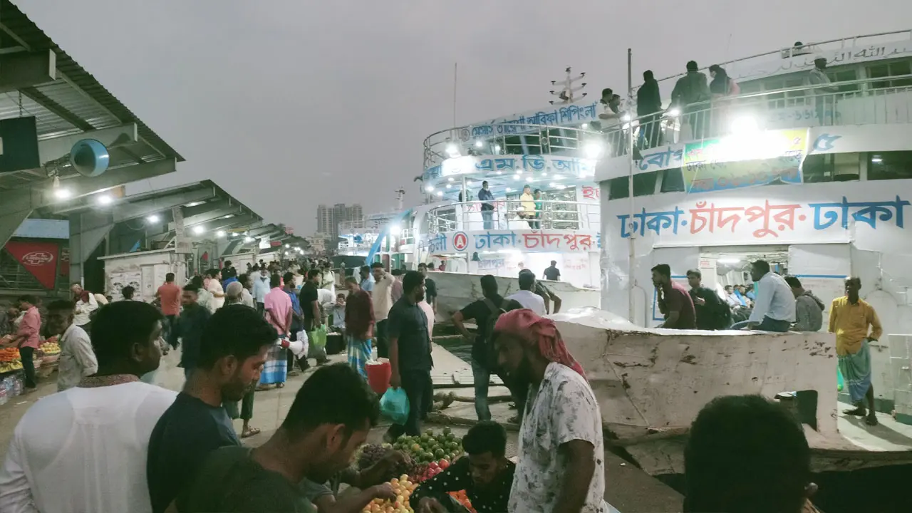 অবরোধে প্রাণ ফিরে পেয়েছে সদরঘাট