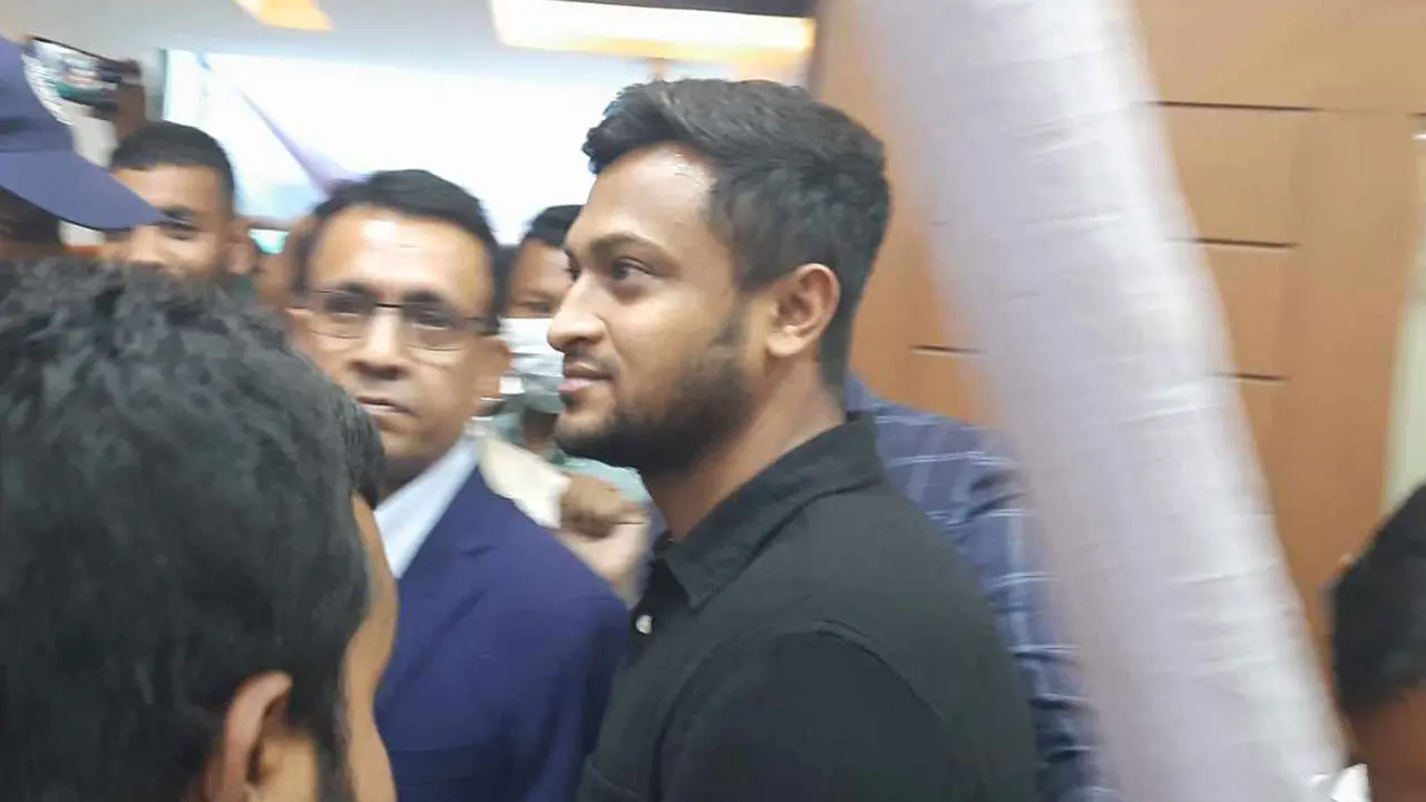 নৌকা পেতে মনোনয়ন ফরম জমা দিলেন সাকিব