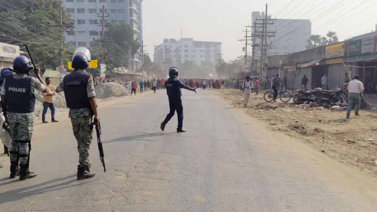 ফের উত্তপ্ত আশুলিয়া, পাল্টাপাল্টি ধাওয়ায় পুলিশের এএসপিসহ আহত ৩