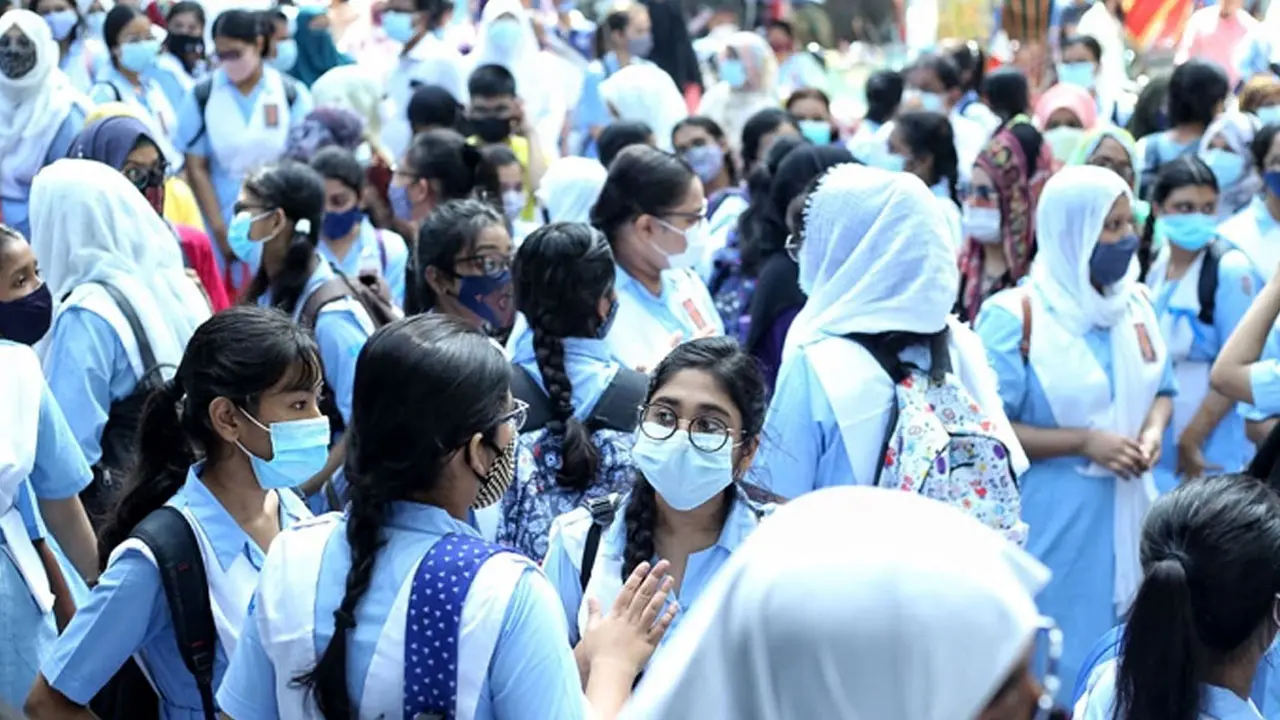 মাধ্যমিকে ভর্তি : দুপুরের পর এসএমএস যাবে মনোনীত শিক্ষার্থীর কাছে