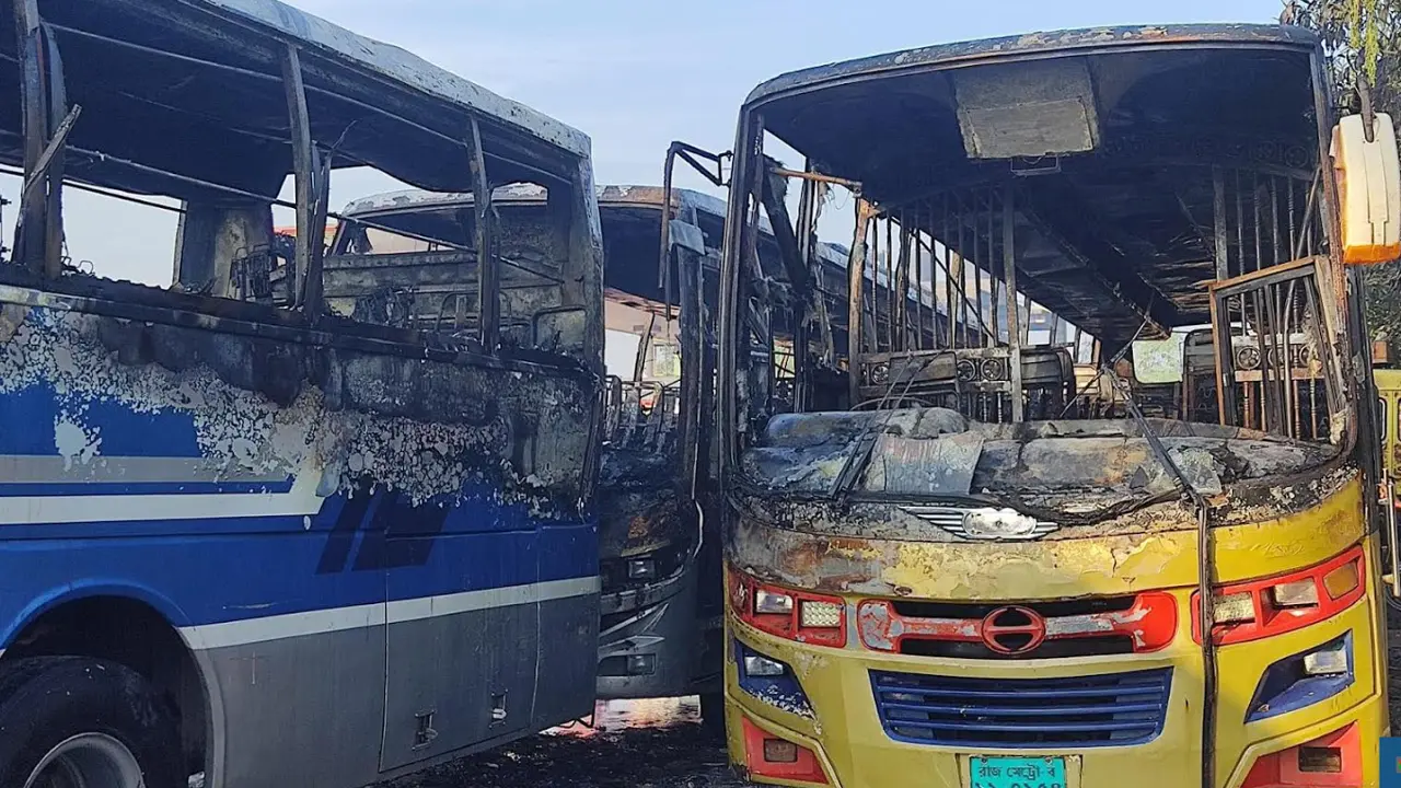 নাটোরে দাঁড়িয়ে থাকা ৩টি বাসে আগুন দিয়েছে দুর্বৃত্তরা 