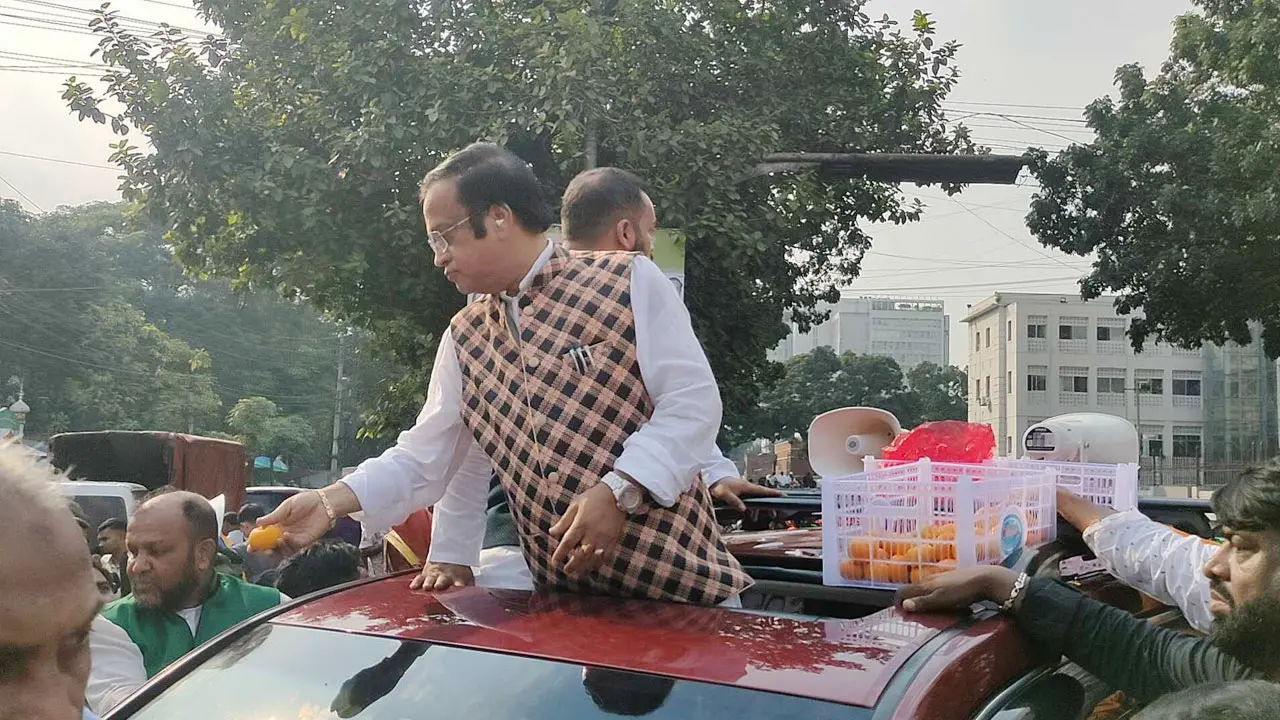 ছেলেকে নিয়ে আ.লীগ কার্যালয়ে হাজি সেলিম, নেতাকর্মীদের দিচ্ছেন কমলা
