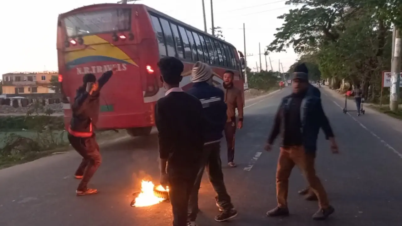 সুনামগঞ্জে মহাসড়কে টায়ার জ্বালিয়ে বিএনপির বিক্ষোভ 