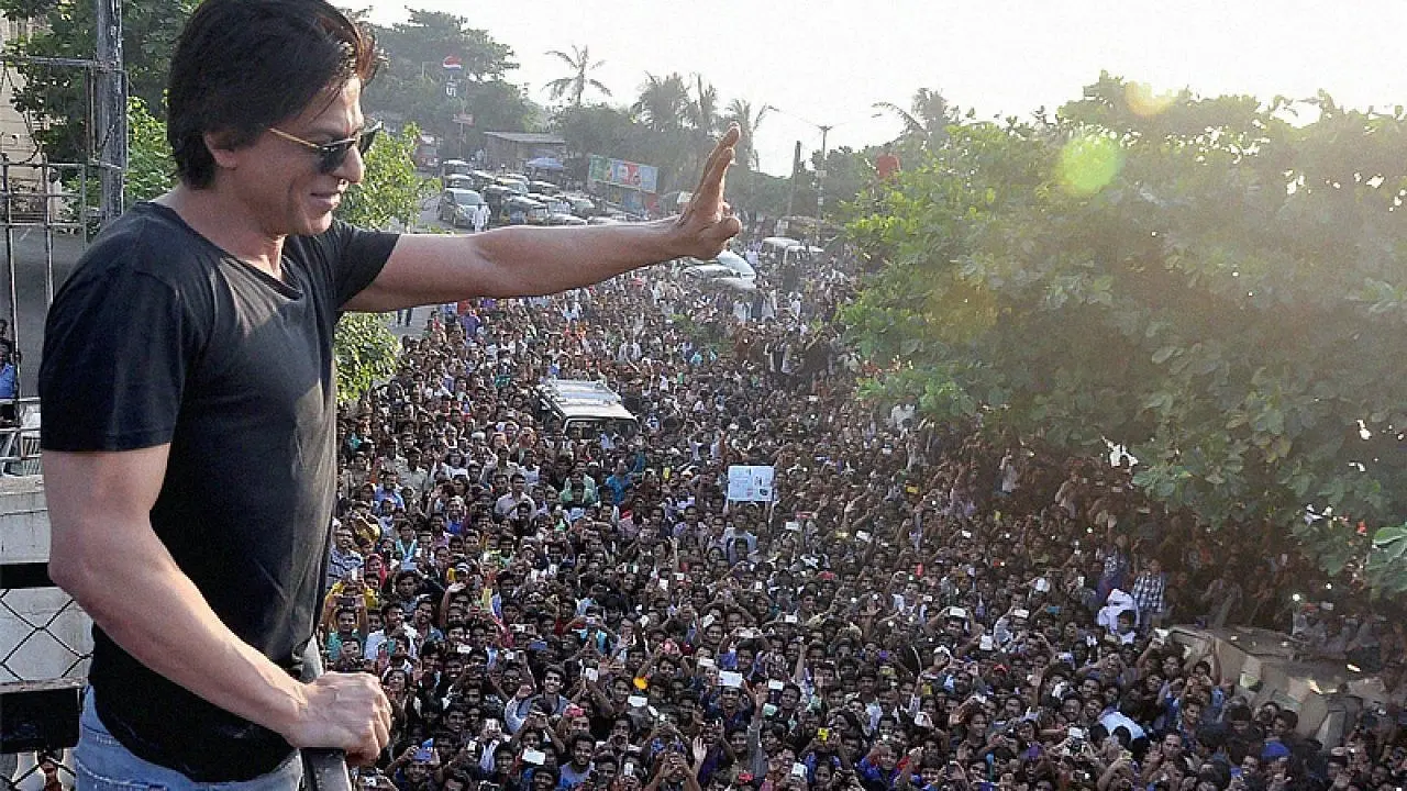 ‘মান্নাত’র বাইরে হুলুস্থুল! লাঠির বাড়ি খেলেন শাহরুখ ভক্তরা