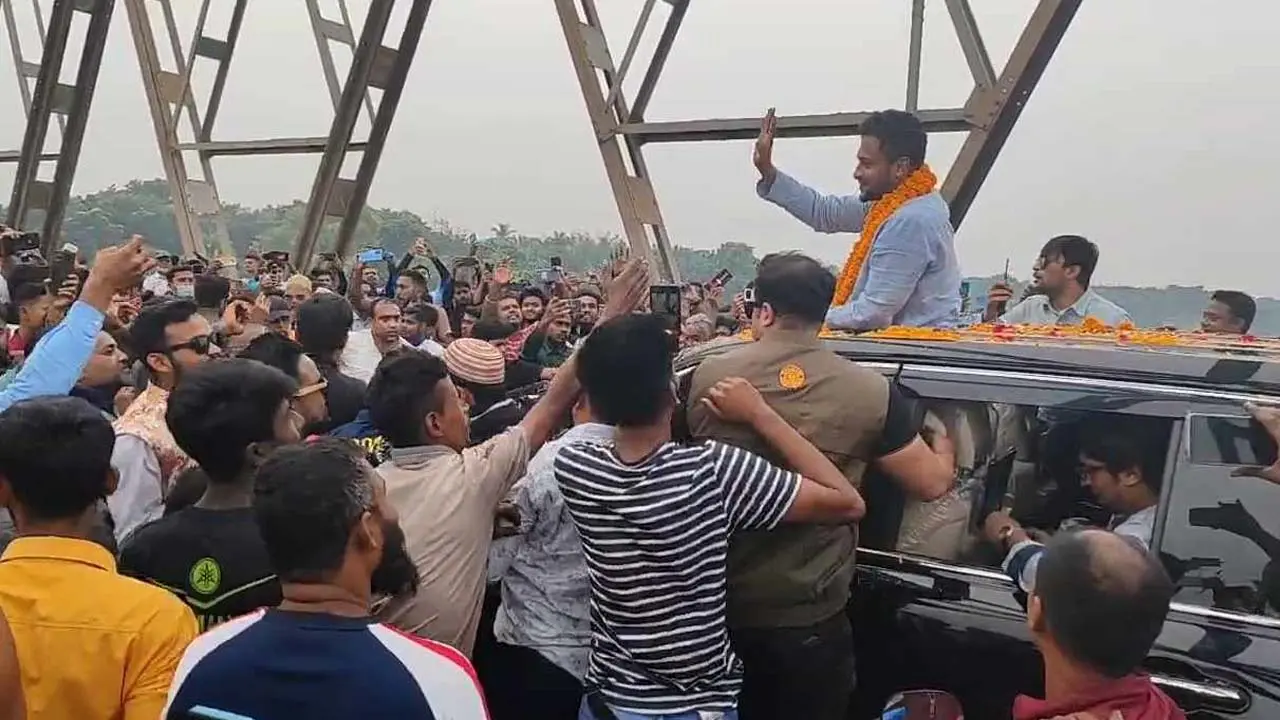‘রাজনীতিবিদ’ সাকিবকে মাগুরায় বরণ