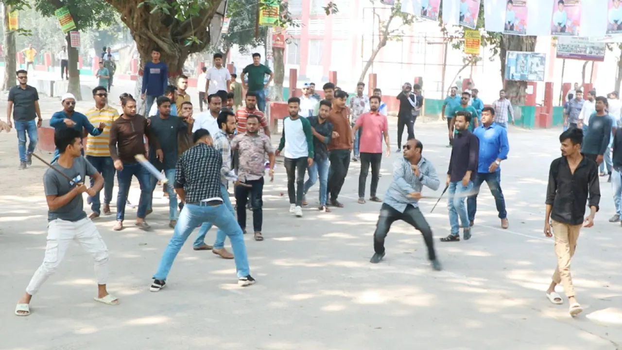 অবরোধবিরোধী মিছিলে এসে সংঘর্ষে জড়াল ছাত্রলীগ
