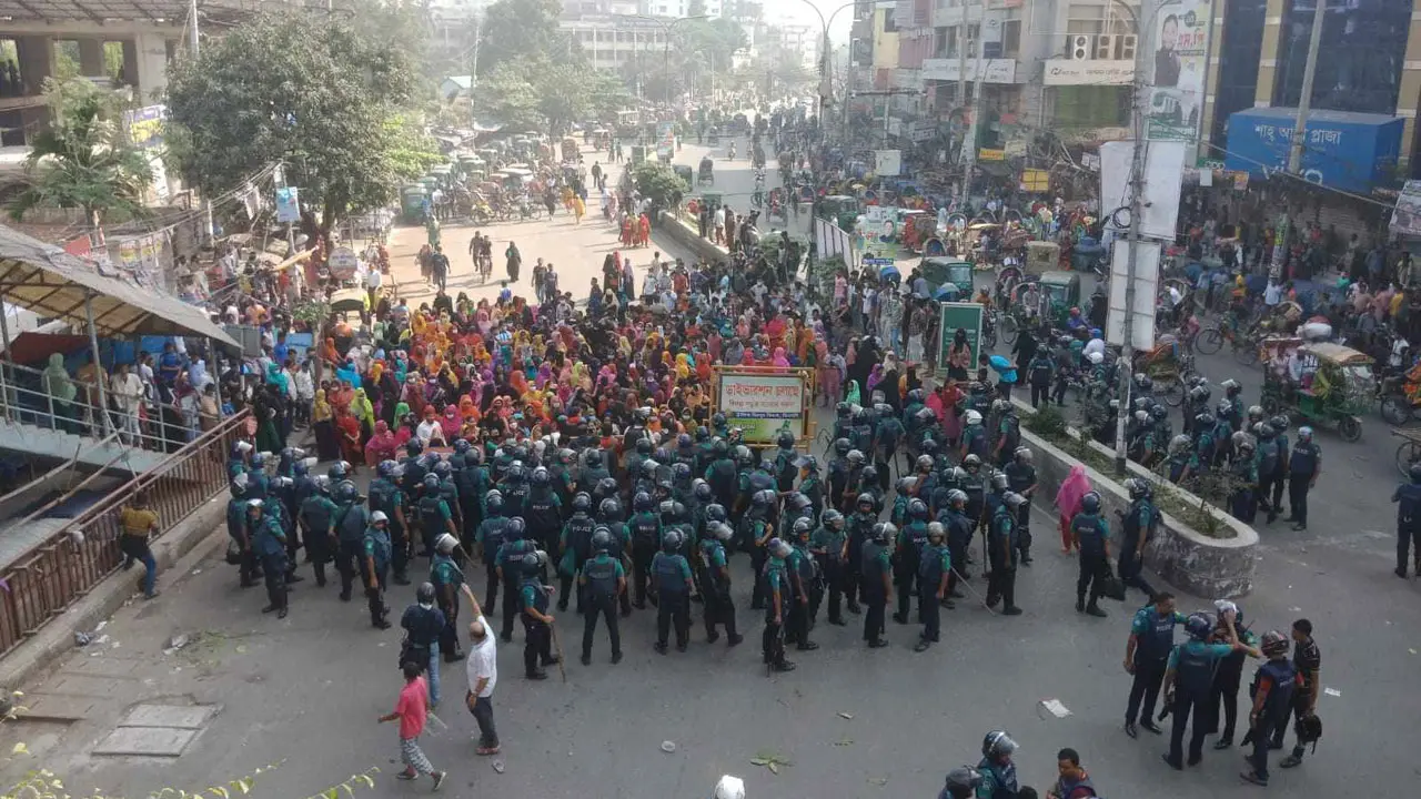 মিরপুর ১০ নম্বর থেকে সরিয়ে দেওয়া হয়েছে পোশাক শ্রমিকদের