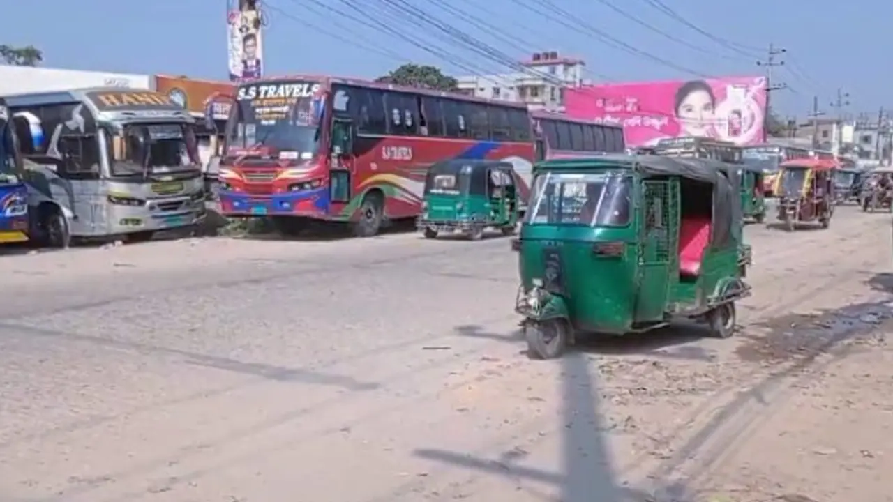 জামালপুরে দূরপাল্লার বাস বন্ধ, ট্রেনে যাত্রীদের ভিড়