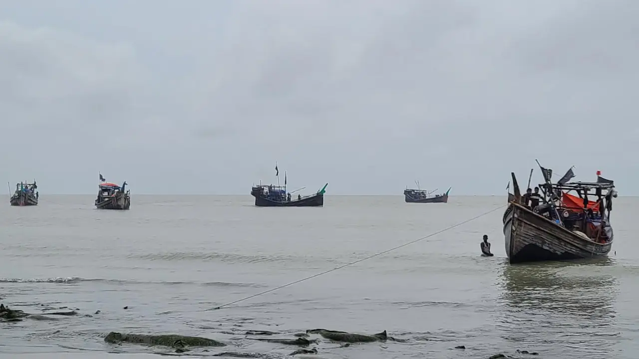 বন্দরে ৩ নম্বর সংকেত, উপকূলজুড়ে গুঁড়ি গুঁড়ি বৃষ্টি