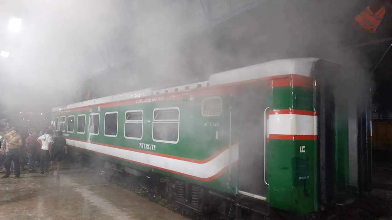 সিলেটে উপবন এক্সপ্রেস ট্রেনে আগুন