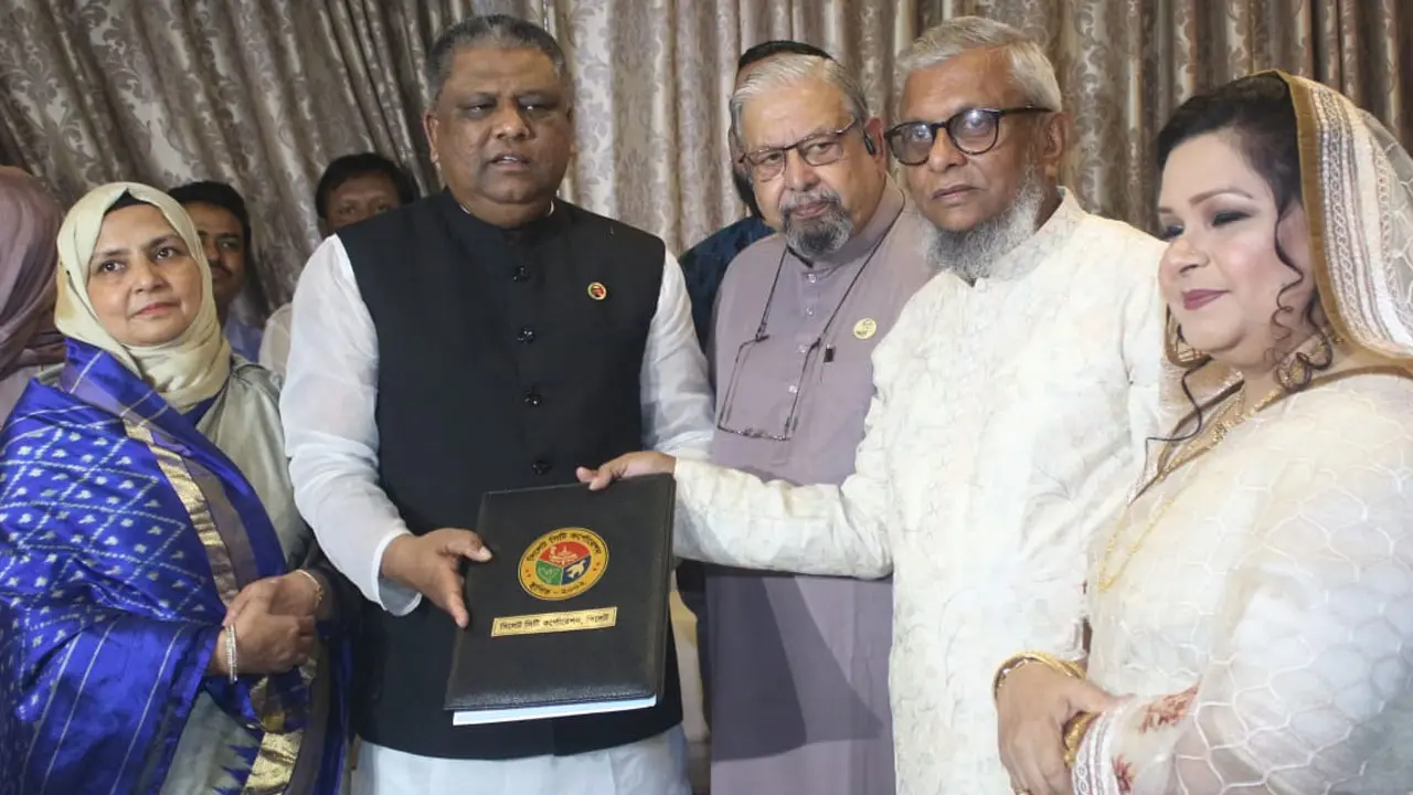 দায়িত্ব হস্তান্তর করলেন মেয়র আরিফ
