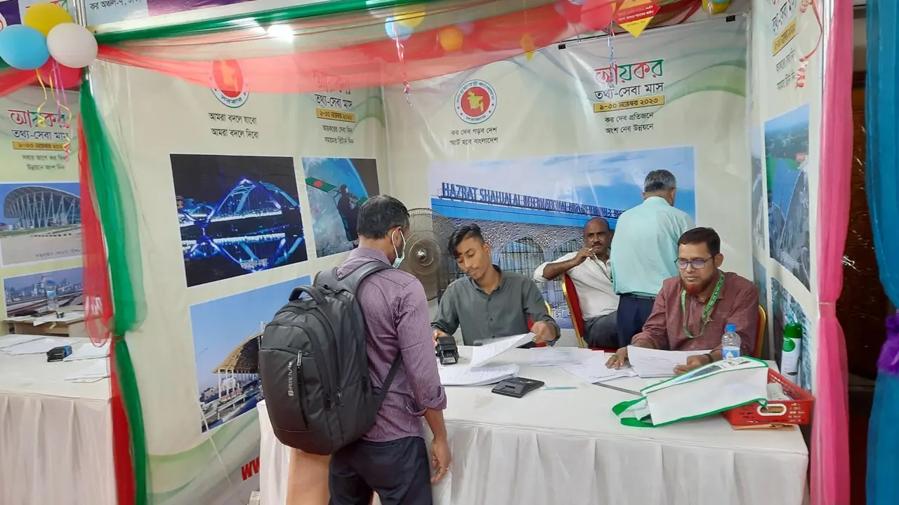 পুরান ঢাকার ব্যবসায়ীদের করজালে আনার চ্যালেঞ্জ