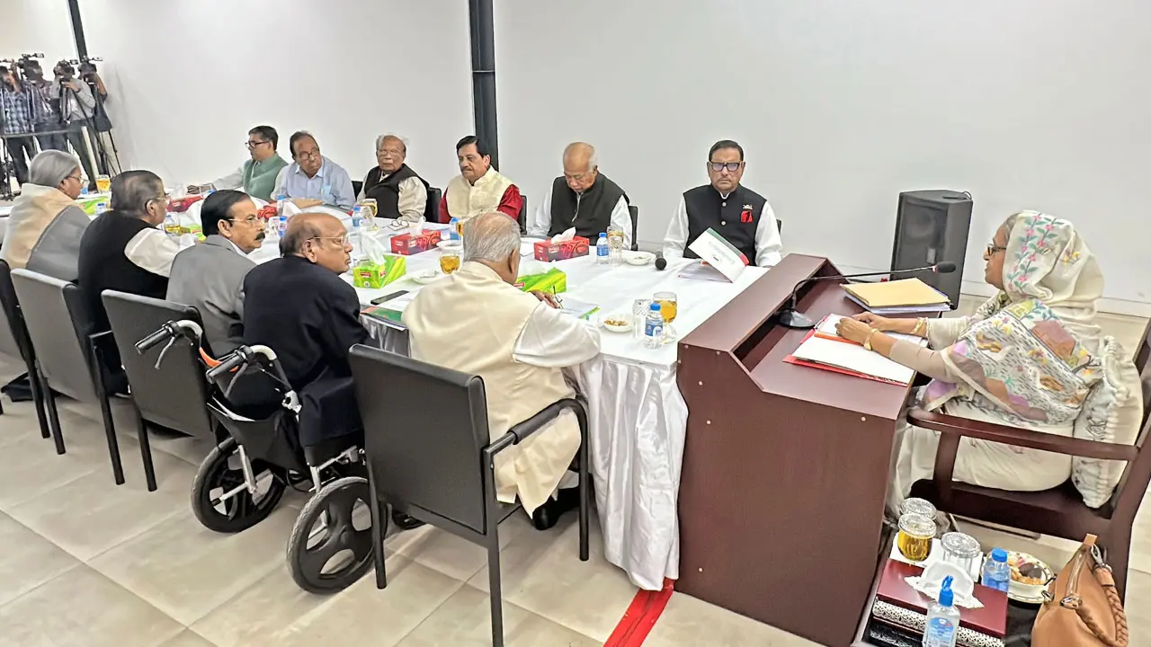 হুইল চেয়ারে করে মনোনয়ন বোর্ডের সভায় তোফায়েল আহমেদ