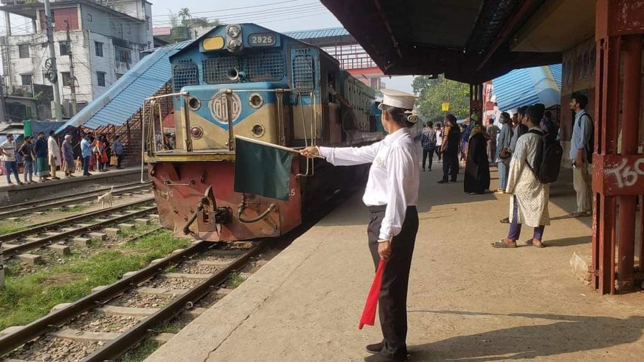 চট্টগ্রাম থেকে প্রথম ট্রেন গেল কক্সবাজার