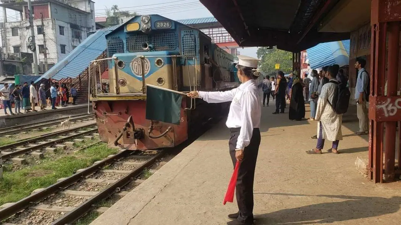 চট্টগ্রাম থেকে প্রথম ট্রেন গেল কক্সবাজার