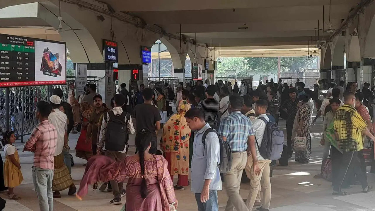 অবরোধে যাত্রী চাপ বেড়েছে ট্রেনে