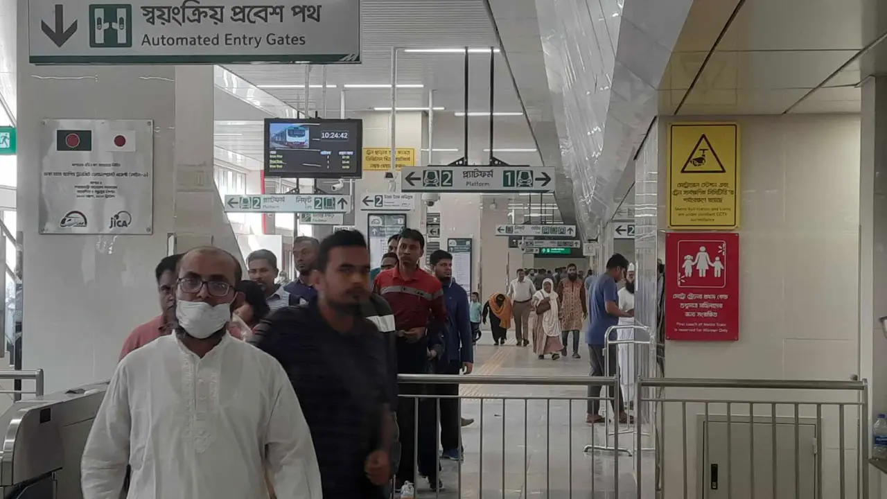 মতিঝিলে মেট্রোরেল : সময় সাশ্রয় হয়েছে কর্মজীবীদের