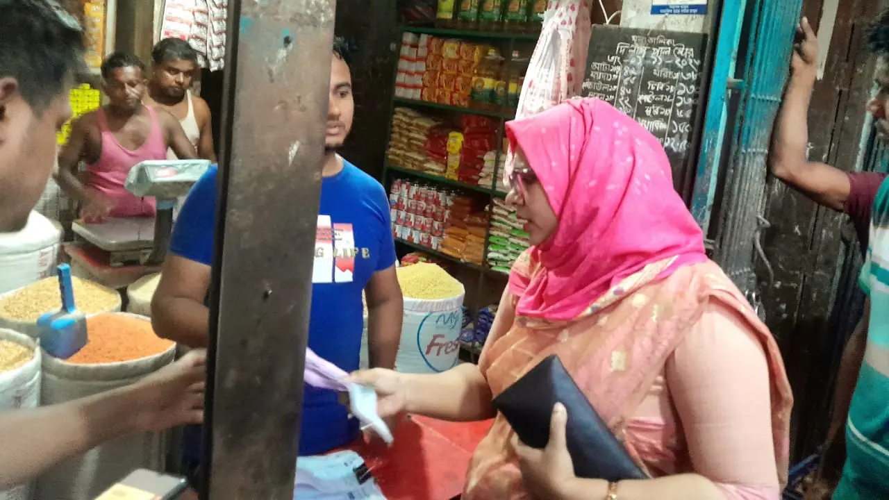 ইউএনওকে দেখে ১৩০ টাকার পেঁয়াজ বিক্রি হলো ১০০ টাকায়!