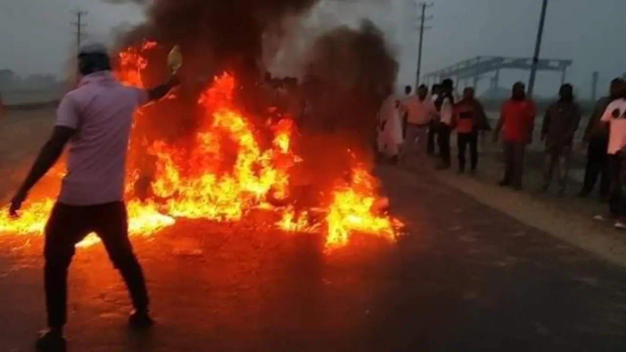 নারায়ণগঞ্জে টায়ার জ্বালিয়ে যুবদলের বিক্ষোভ, সড়ক অবরোধ