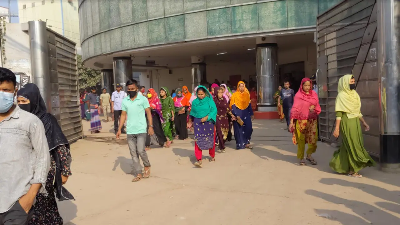 আশুলিয়ায় ঘোষণাকৃত মজুরি প্রত্যাখ্যান করে শ্রমিকদের কারখানা ত্যাগ