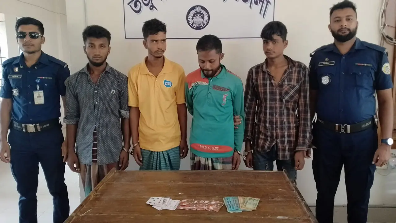 গাছের ওপর বসে জুয়া খেলেও মিলল না রেহাই, ৪ জুয়াড়ি আটক