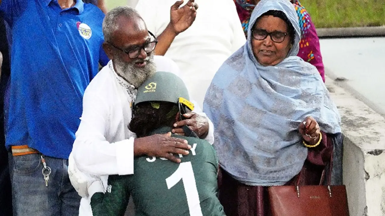 পাকিস্তানকে হারিয়ে মা-বাবার সঙ্গে জ্যোতির উদযাপন