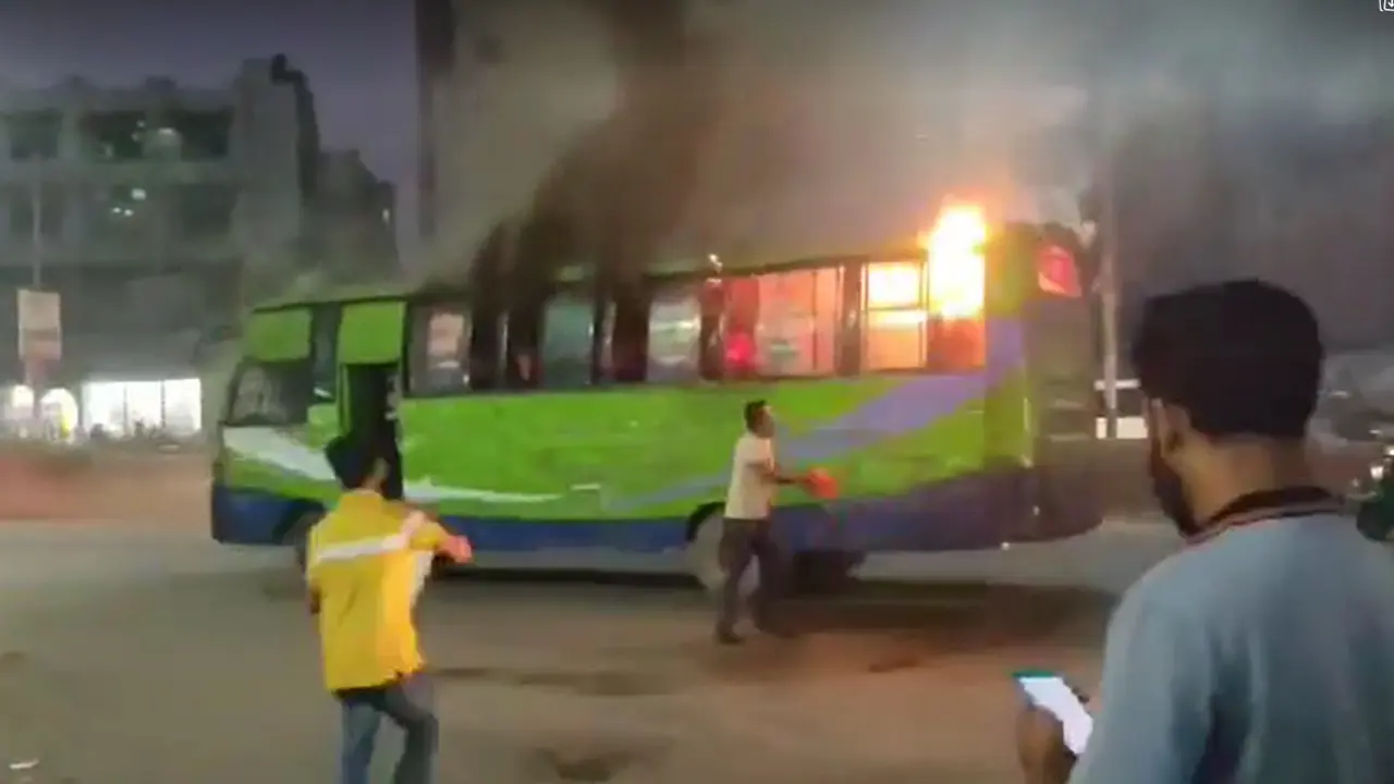 যাত্রী বেশে বাসে উঠে আগুন দিল দুর্বৃত্তরা