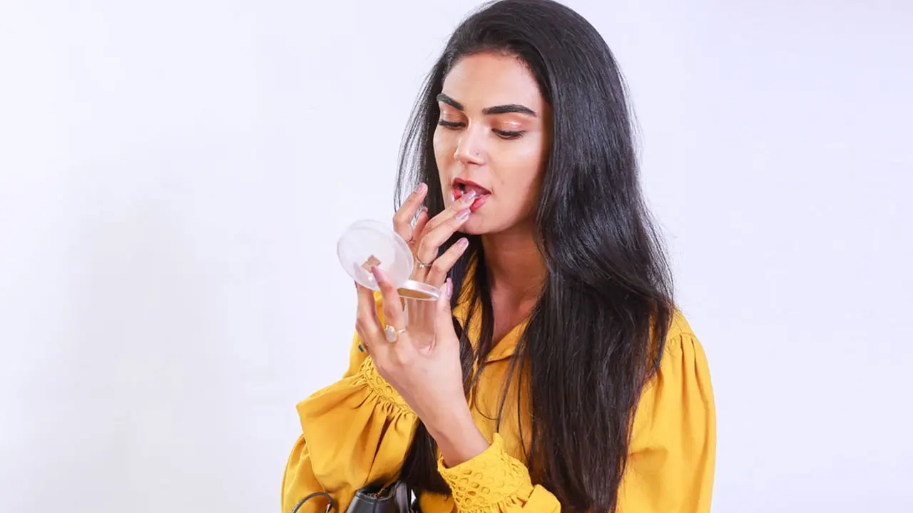 শীতে ঠোঁট ফাটার সমস্যা কীভাবে এড়াবেন?