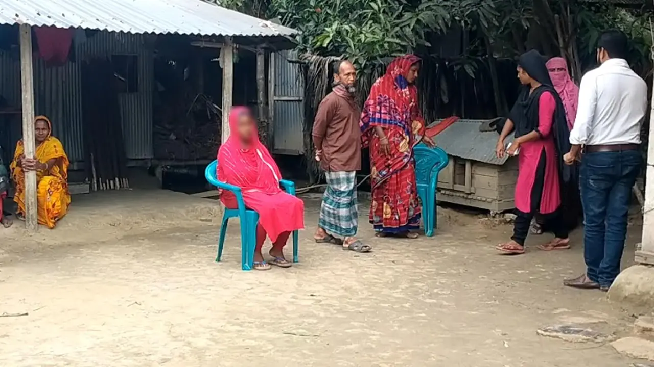 স্বামীকে তালাক দিয়ে বিয়ের দাবিতে প্রেমিকের বাড়িতে অনশন
