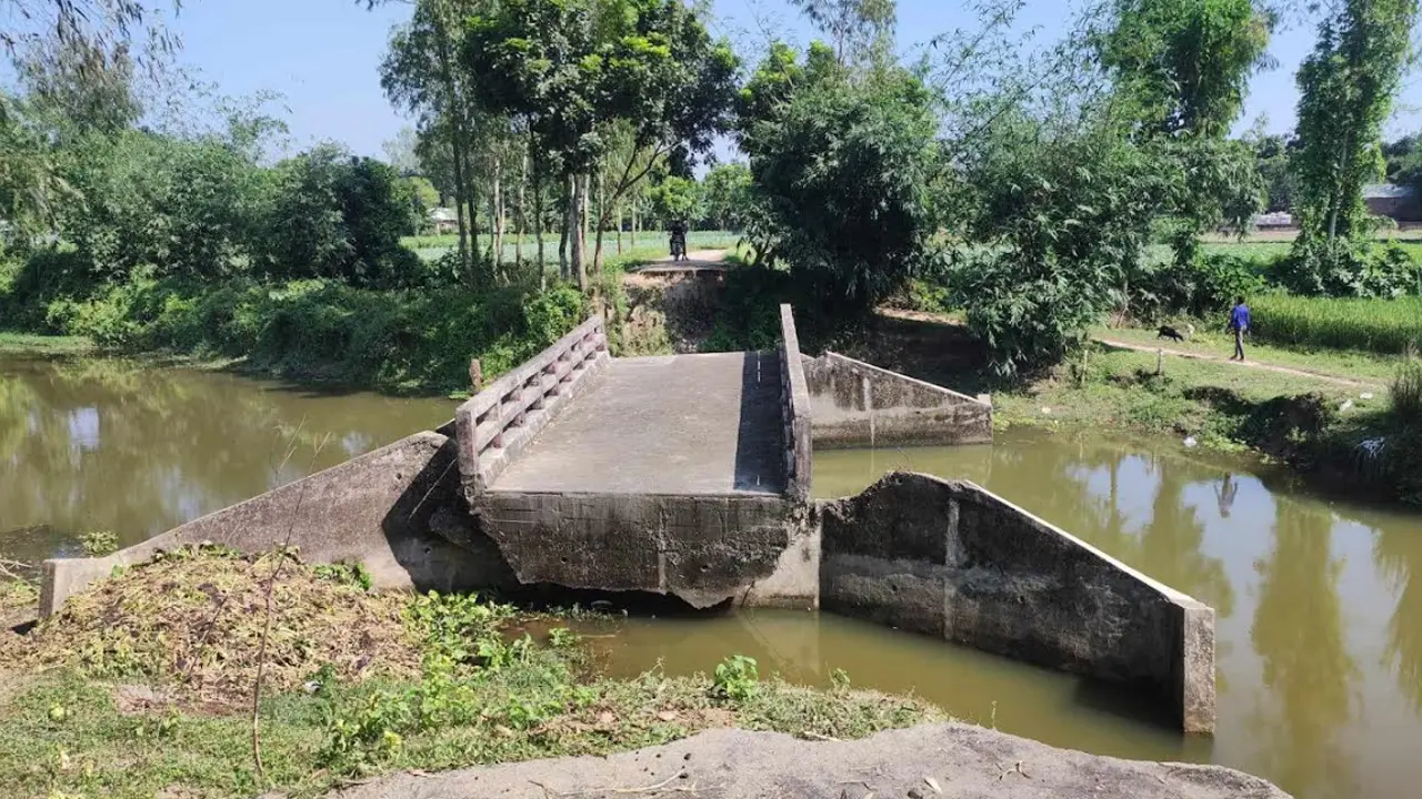 ৬ বছরেও পুনর্নির্মাণ হয়নি বন্যায় ভেঙে যাওয়া সেতু
