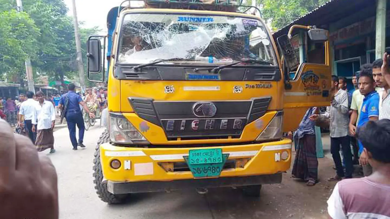 দিনাজপুরে ট্রাকের ধাক্কায় প্রাণ গেল খালা-ভাগনের